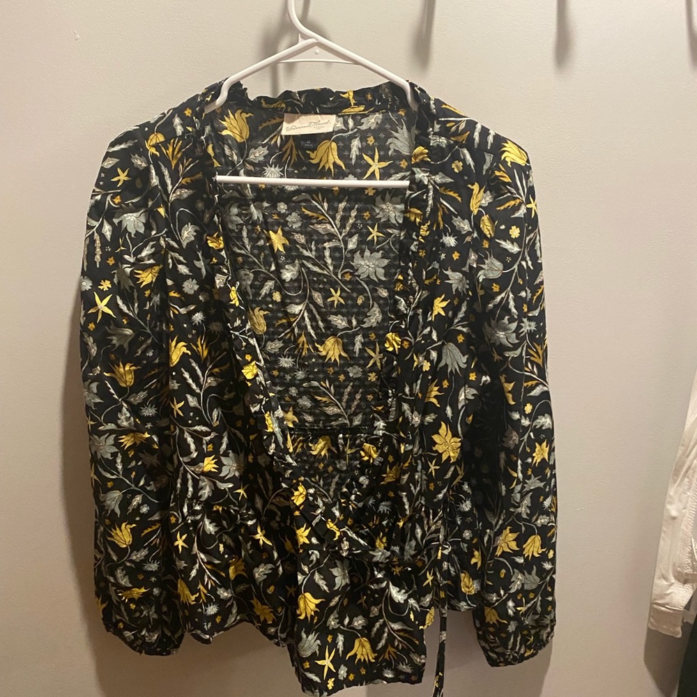 Universal Thread surplice black floral blouse